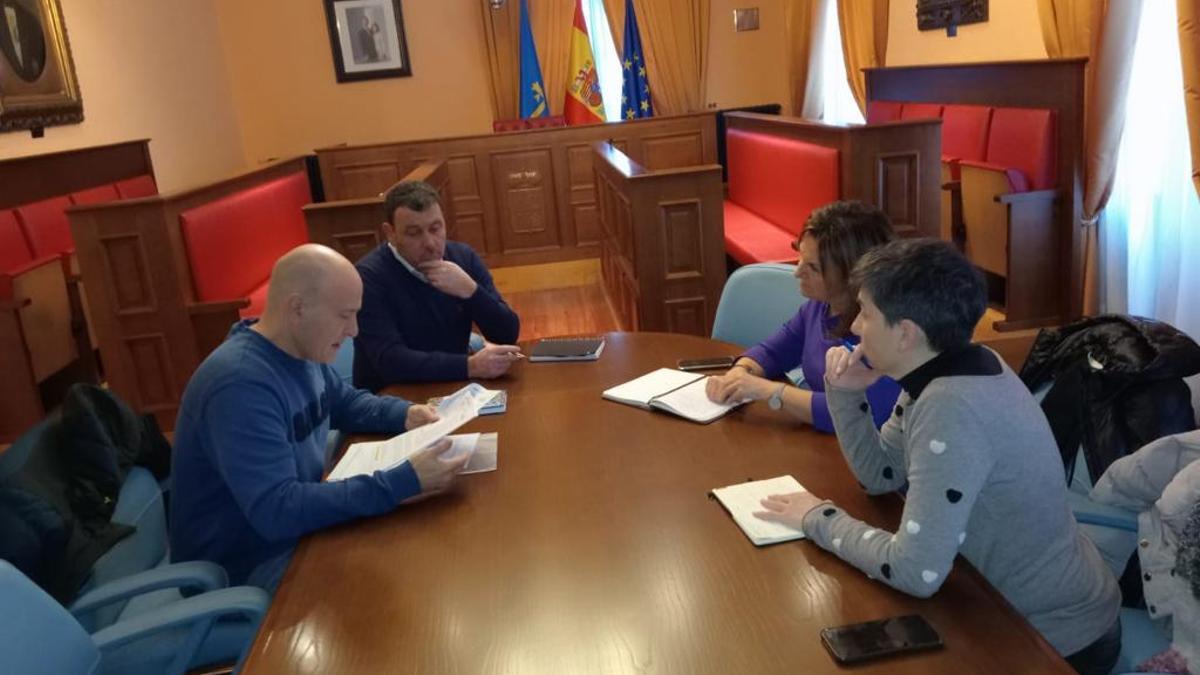 La reunión entre responsables del Ayuntamiento y de la comunidad educativa del centro.