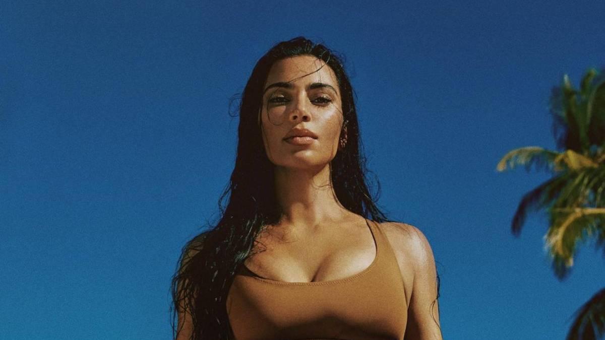 Kim Kardashian con uno de los bikinis de SKIMS