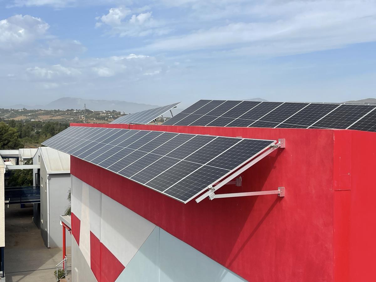 Colegio El Pinar cuenta con un campo solar compuesto por 220 panales