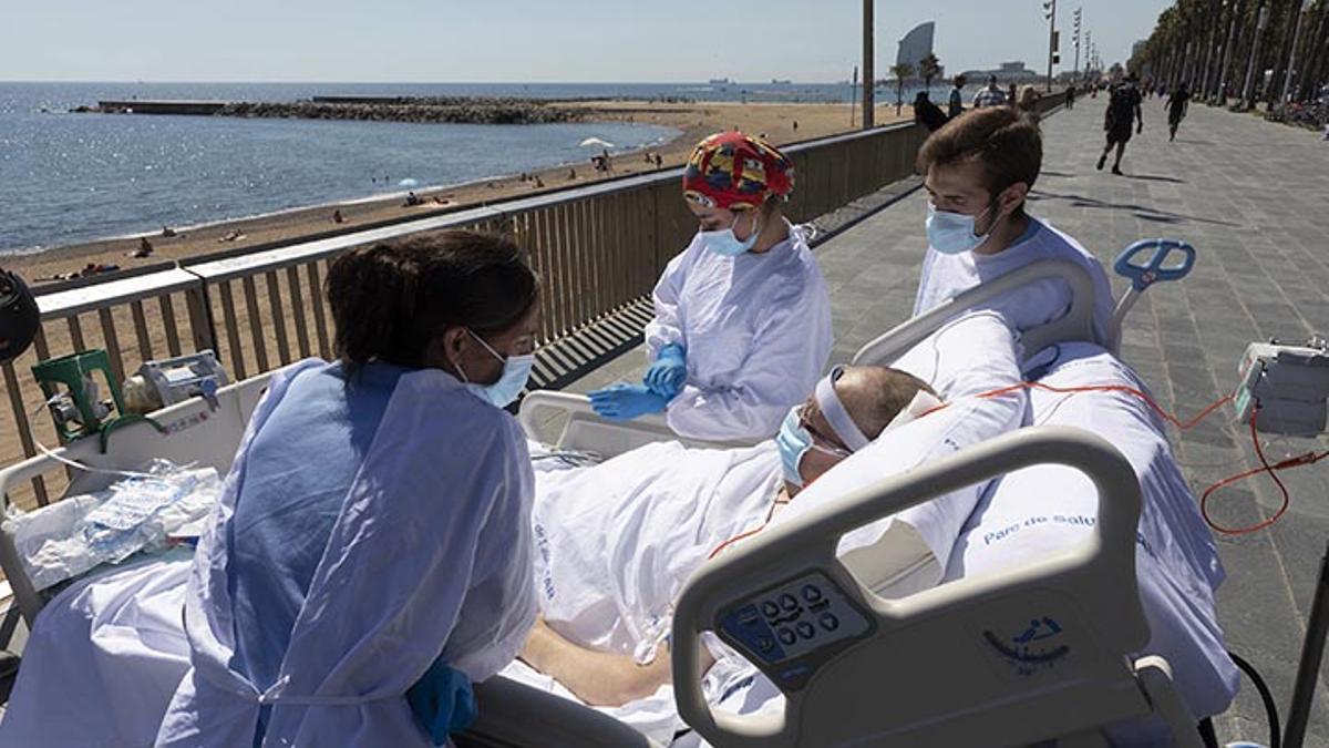 Francisco Español, ingresado desde hace 52 días en la UCI del Hospital del Mar por coronavirus Covid-19, sale a ver el mar.