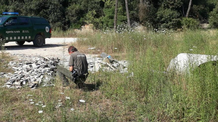 La inspecció de l&#039;amiant detectat en un dels abocaments il·legals al Gironès