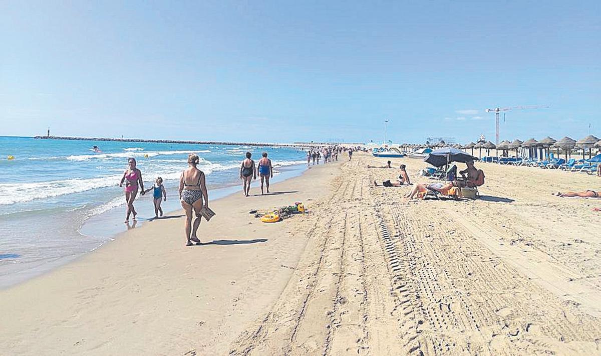 Todo el litoral cuenta con socorrismo y los servicios de vigilancia de la Policía Local.