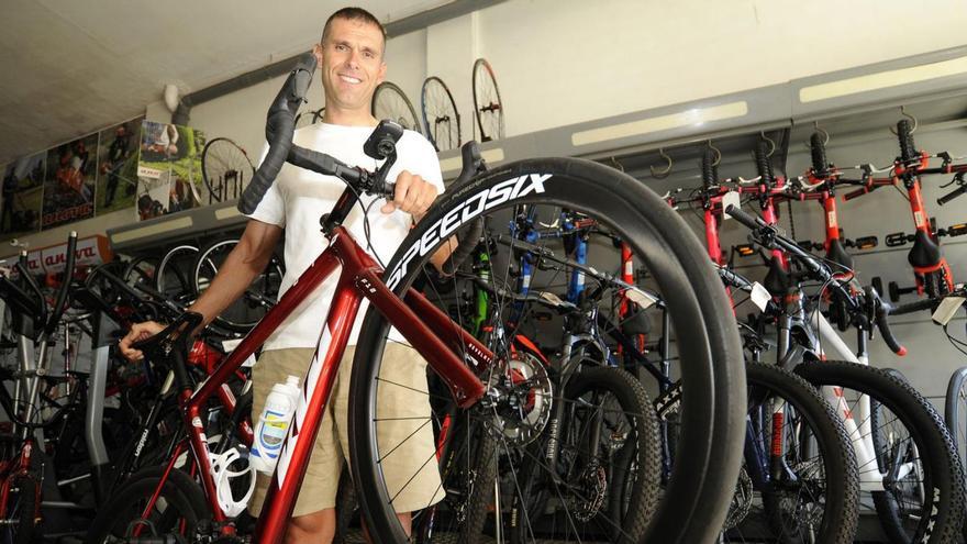 A Estrada homenajea la trayectoria del ciclista Álex Marque en su Gala do Deporte