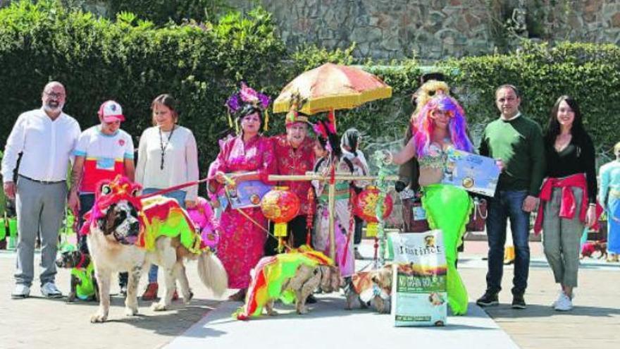 Mascaritas y mascotas en el inicio del Carnaval de la la villa de Moya.