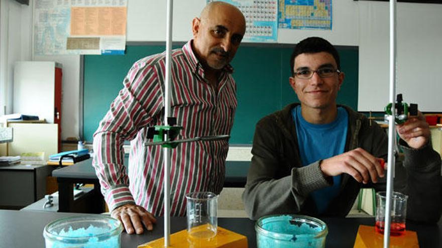 Jesús Martínez (derecha), con el profesor Xesús Fontaíña, ayer en un aula del instituto de Rodeira.  // Gonzalo Núñez