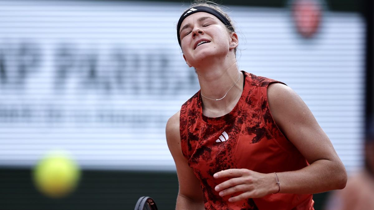 Karolina Muchova se lamenta de un punto perdido en la final de Roland Garros.