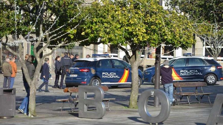 Los agentes y sus vehículos, ayer en plena plaza. // G. Santos