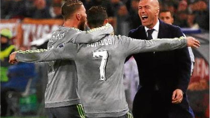 Cristiano Ronaldo va anar a celebrar el 0-1 amb el seu entrenador, Zinedine Zidane, a la banqueta.