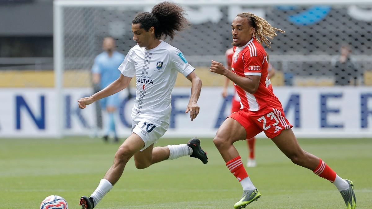 Sacha Boey, del Bayern de Múnich, disputa el balón con Dylan Manickum, de Auckland City, en un partido del Mundial de Clubes