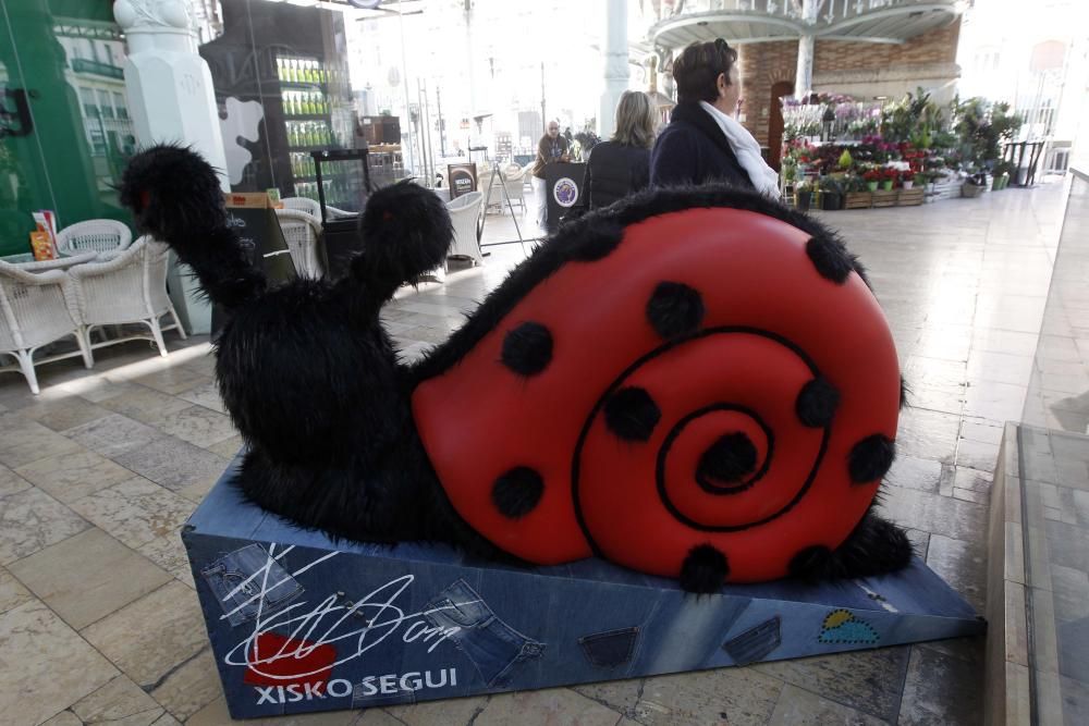 Exposición de caracoles gigantes en el mercado de Colón