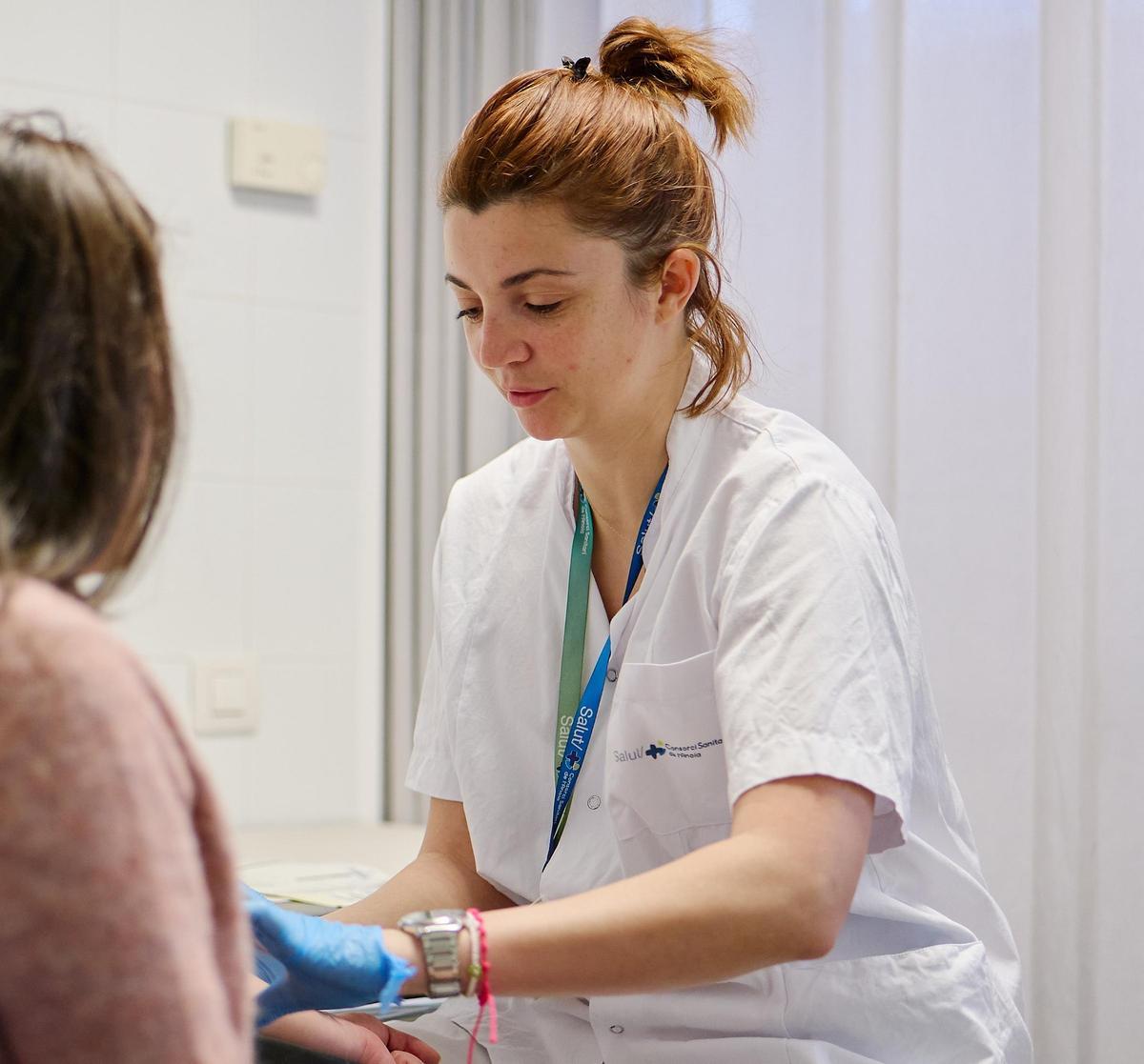 Una infermera del CAP Nord atén una pacient