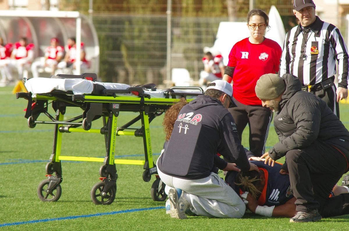 Deivis Jael Fabián Viola es atendido en el césped antes de ser evacuado