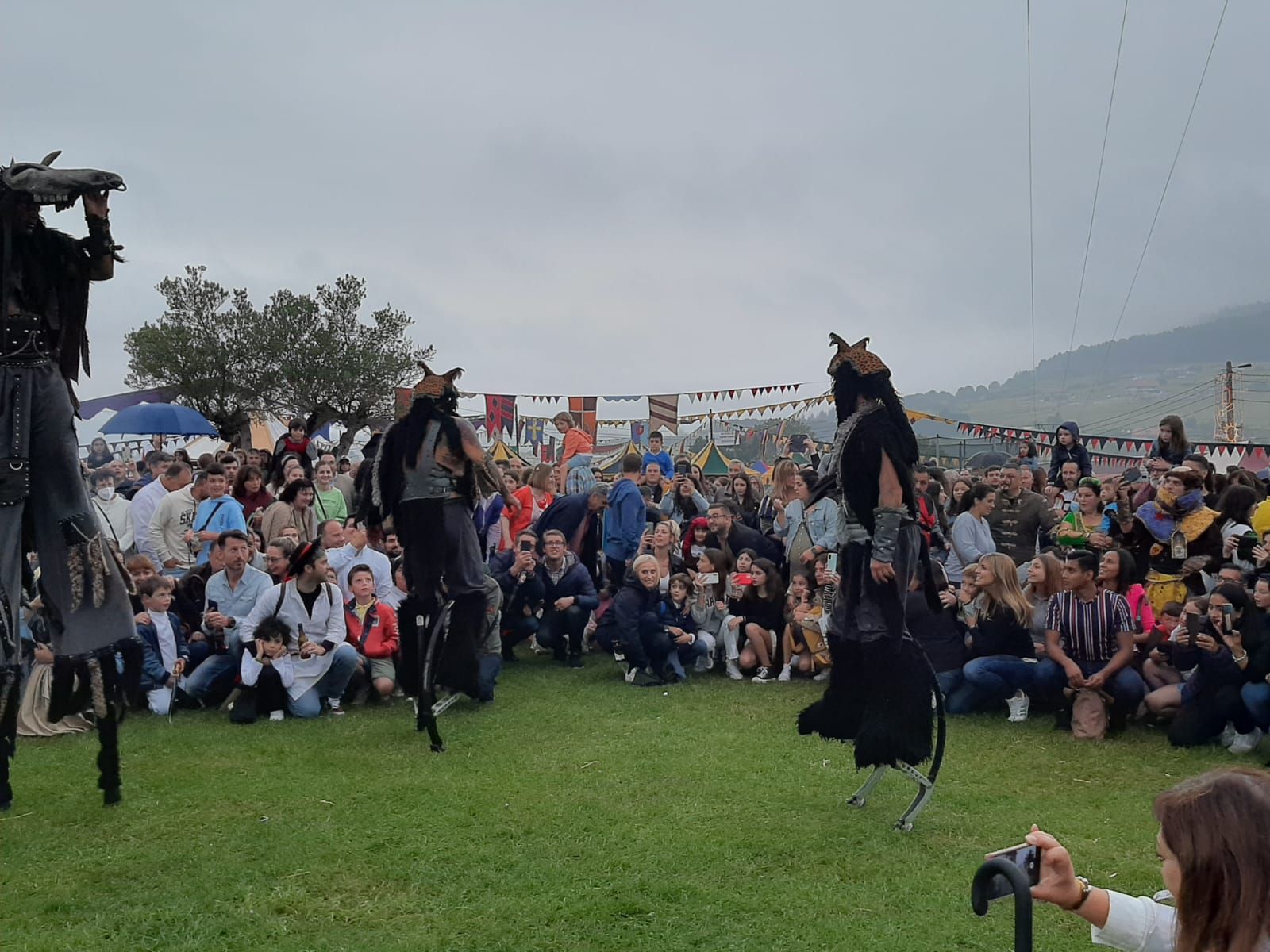 Lleno por Exconxuraos en Llanera: grandes y pequeños disfrutan de la gran fiesta del verano en el concejo