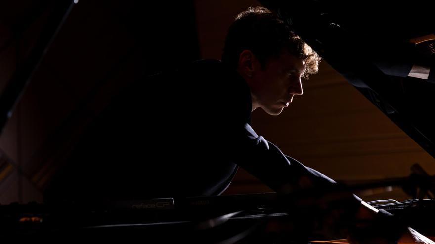 El pianista Francesco Tristano fusionará música clásica y electrónica en Zaragoza