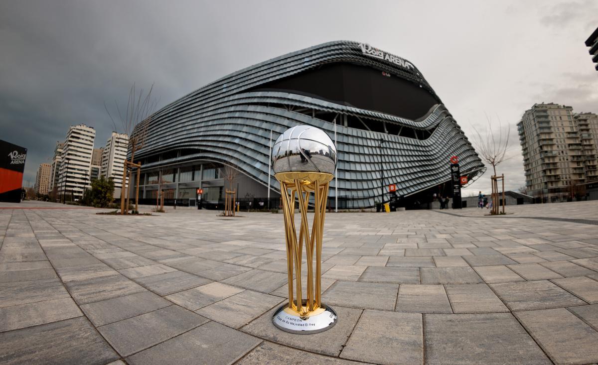 El título de la Copa del Rey posa ante el Roig Arena.