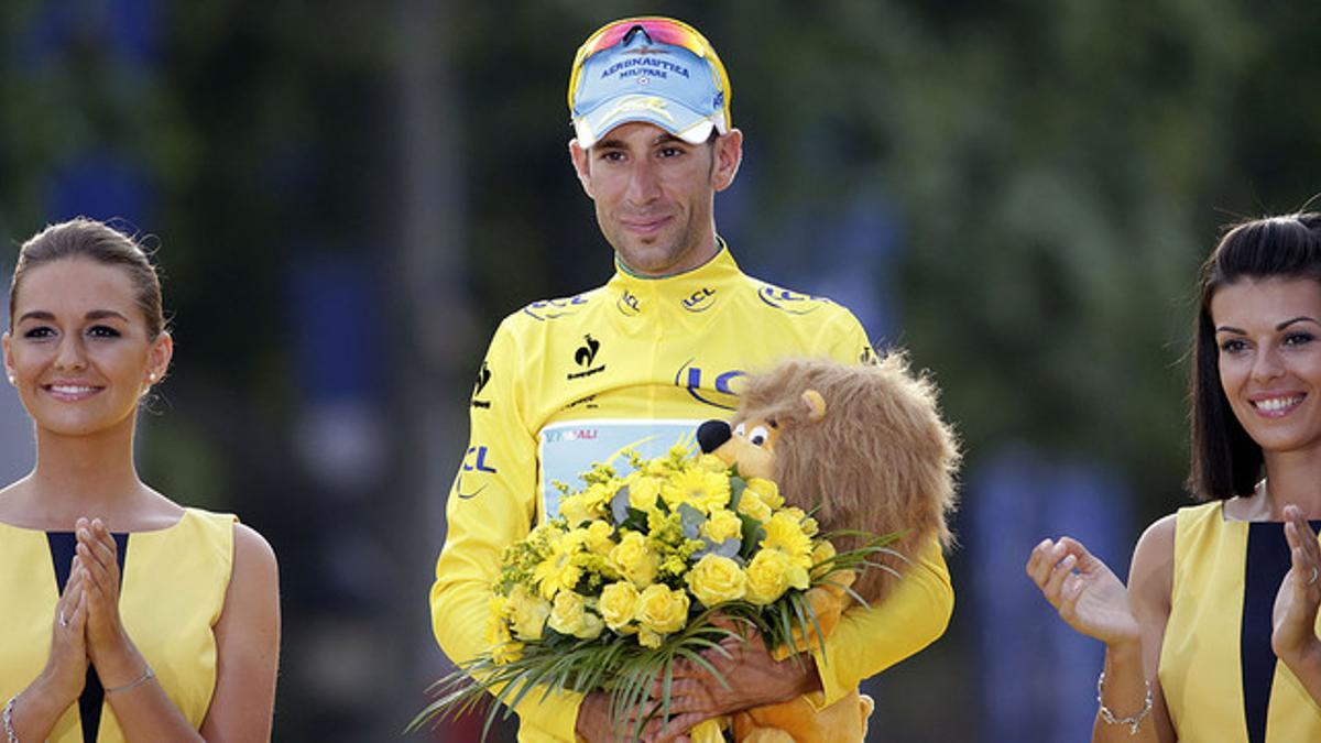 Vincenzo Nibali, en lo más alto del podio de París, tras proclamarse vencedor del Tour 2014