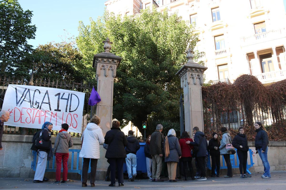 Un grup de persones en una de les entrades de la UB de la plaça Universitat