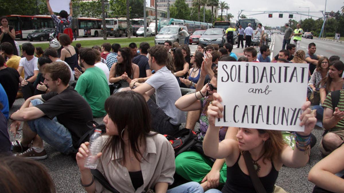 Estudiantes protestan en la Diagonal por el desalojo de plaza Catalunya.