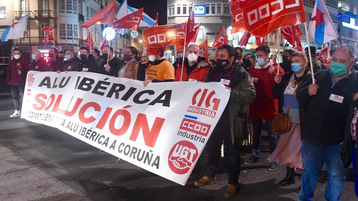 Protesta de los trabajadores de la fábrica coruñesa de Alu Ibérica para pedir una solución industrial, el mes pasado.   | // CARLOS PARDELLAS