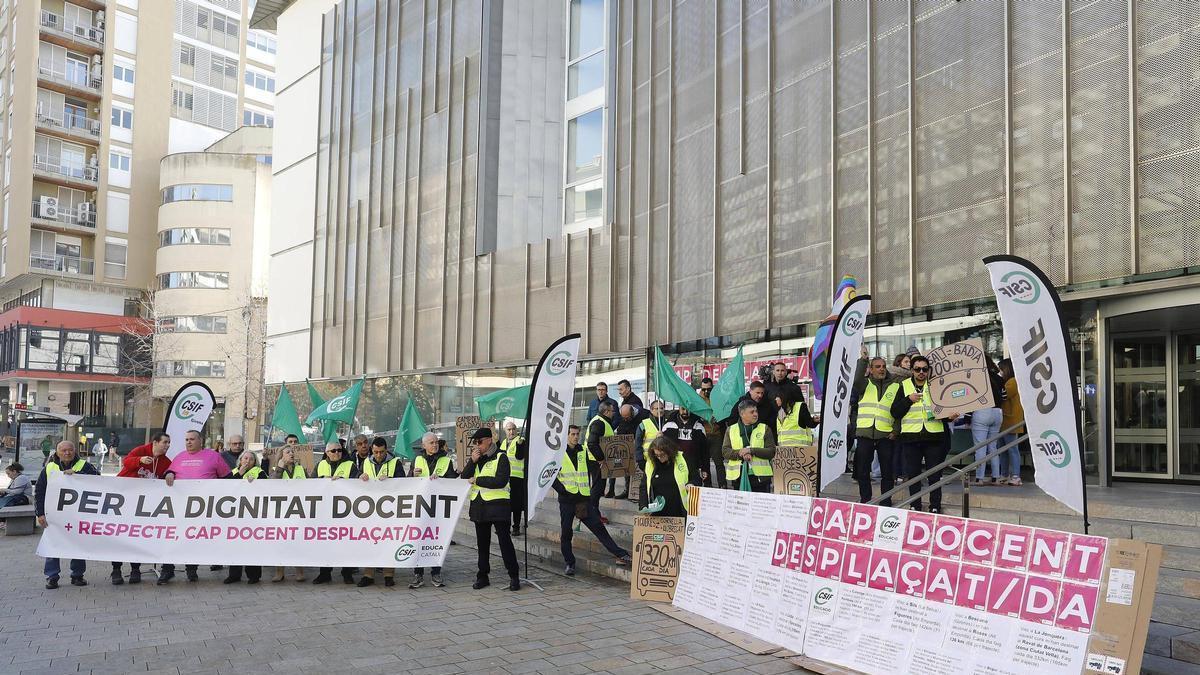 Una trentena de docents concentrats aquest matí a Girona.