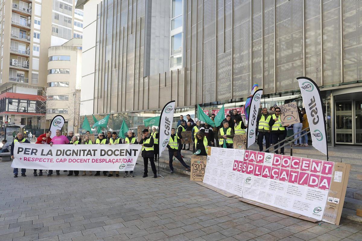 Una trentena de docents concentrats aquest matí a Girona.