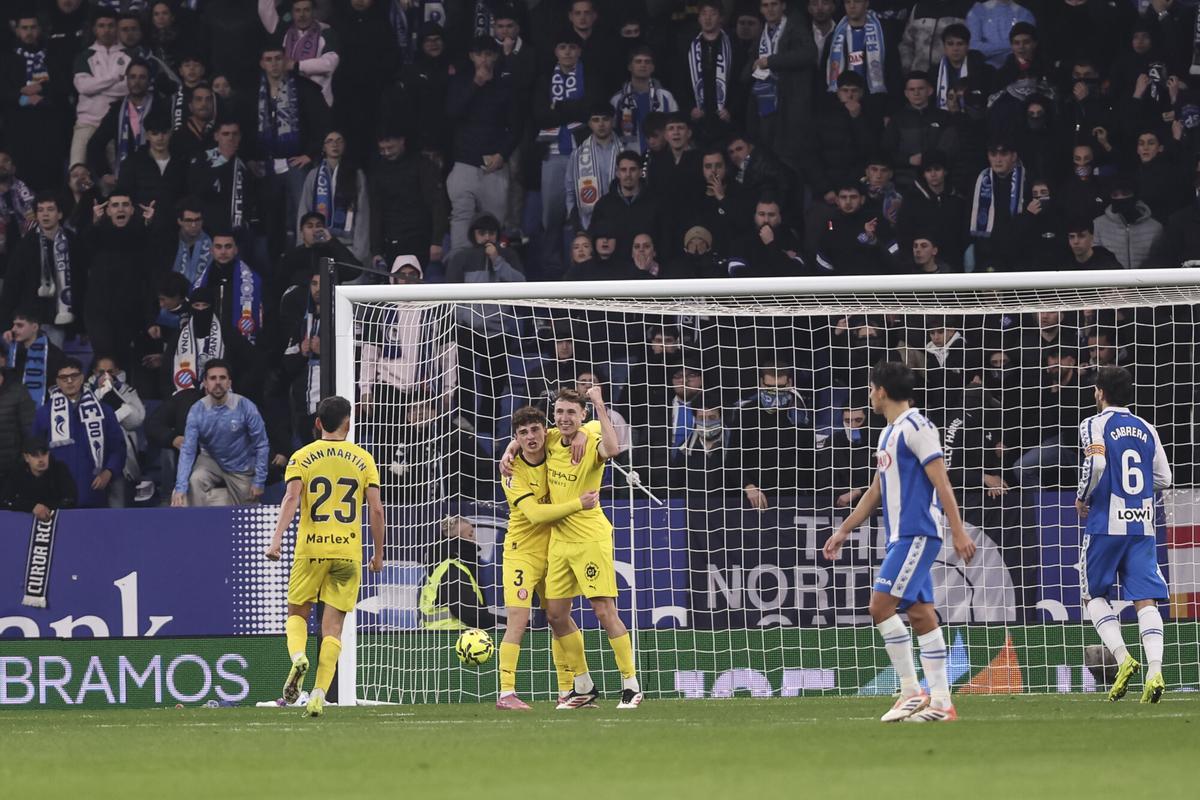 Vanat celebra su segundo gol ante la desesperación perica.
