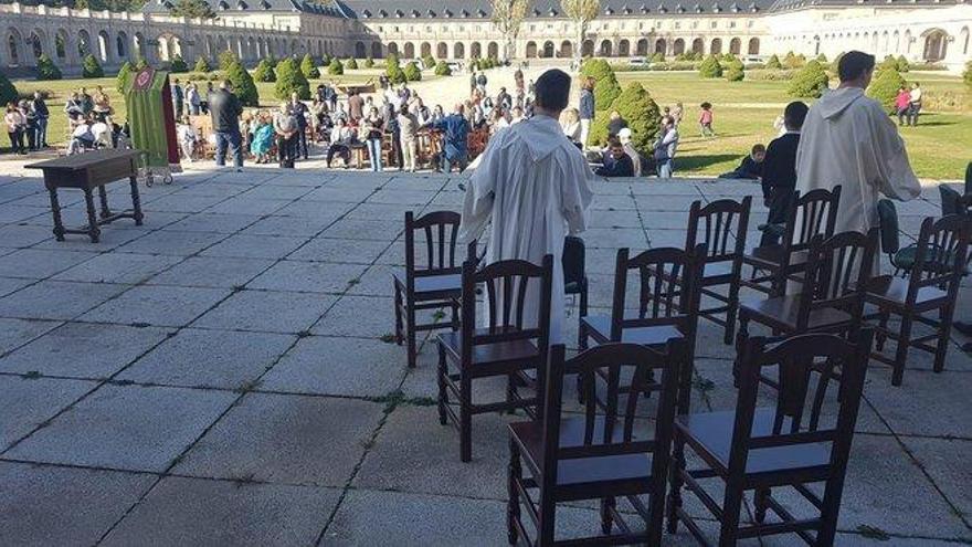 Los monjes del Valle de los Caídos celebran misa fuera de la basílica