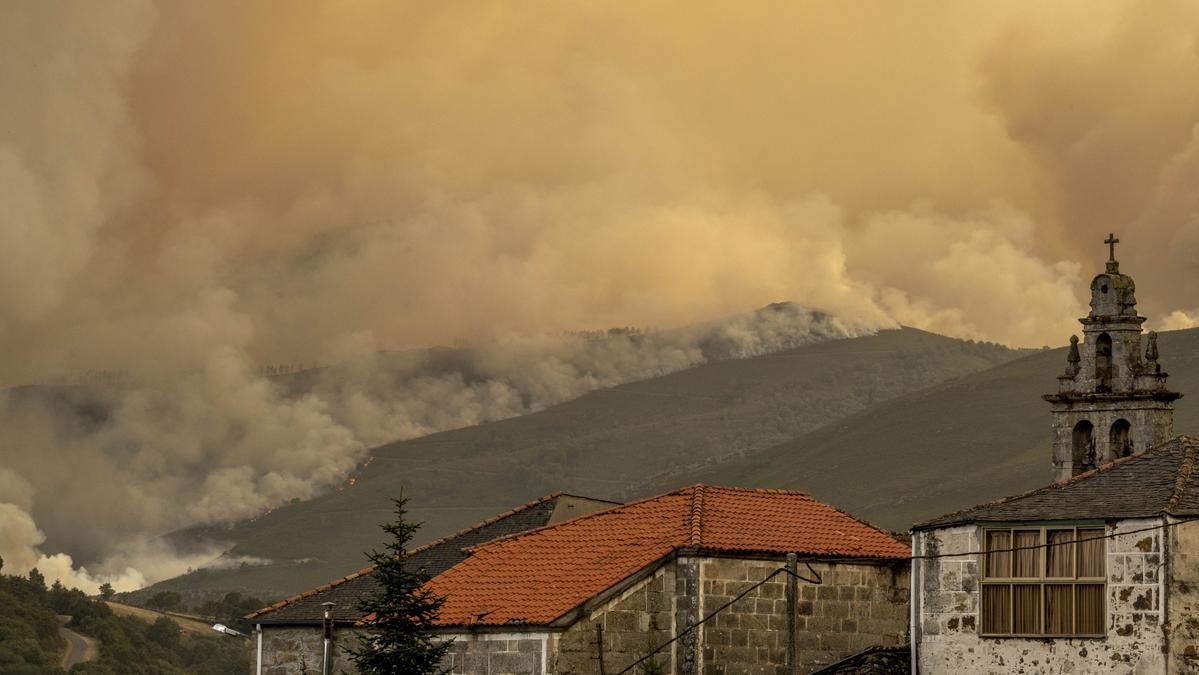 Vista del incendio del Macizo Central desde el pueblo de Santa Cruz.