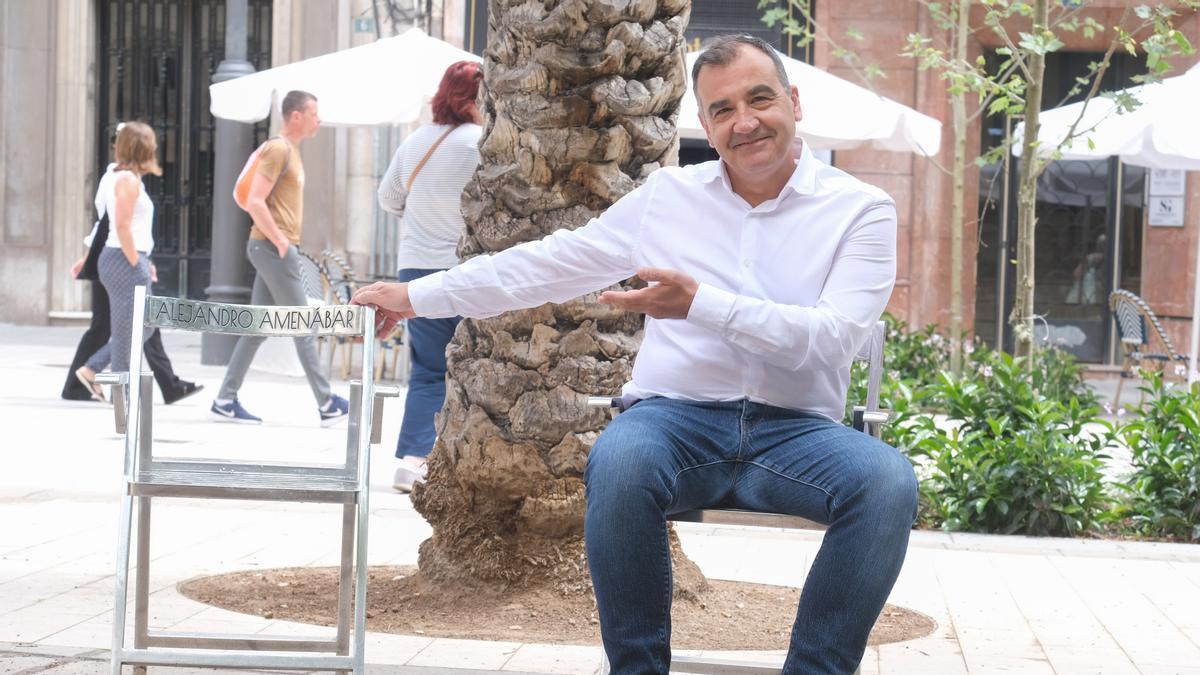 Vicente Seva, director del Festival de Cine de Alicante, junto a la silla de Alejandro Amenábar