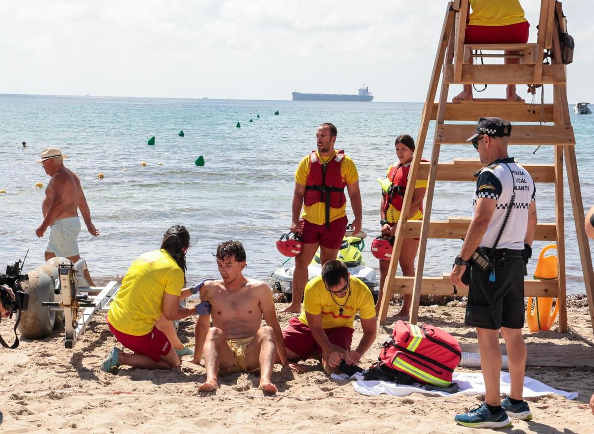 Un momento del simulacro de socorrismo que se desarrolló este martes en las playas de Alicante.