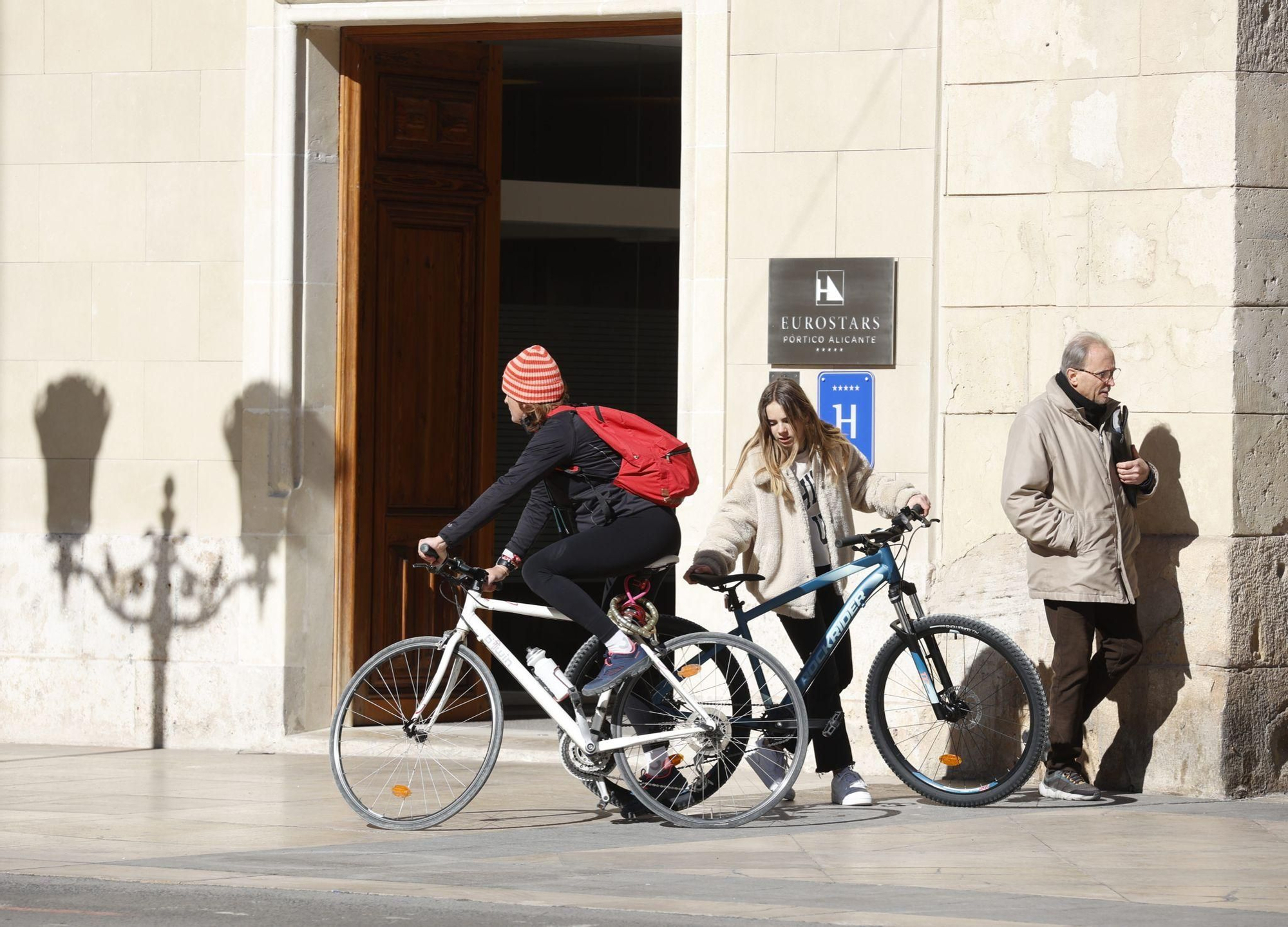 El frío intenso toma las calles de Alicante