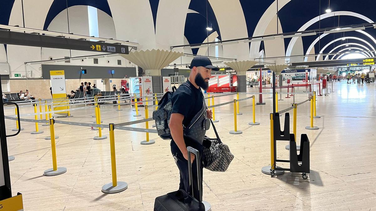 Nabil Fekir en el Aeropuerto de San Pablo de Sevilla para negociar su salida del Betis