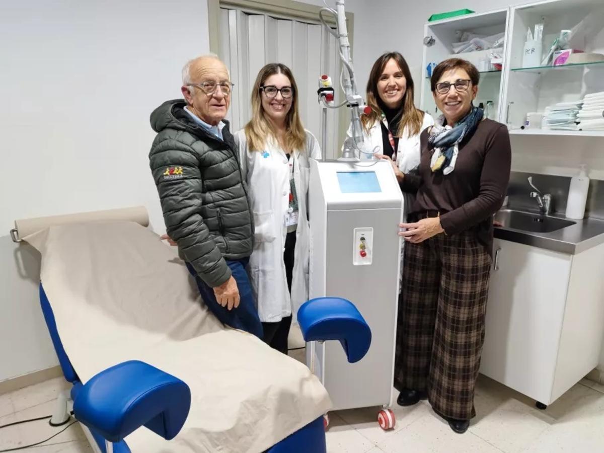 Les doctores del Servei de Ginecologia i Obstetrícia del Trueta Laura Cárdenas i Alejandra Azkargorta, acompanyades per la presidenta de la Fundació Oncolliga Girona, Paquí Badosa, i del director de l'Oncotrail, Lluís Comet, a la nova consulta.