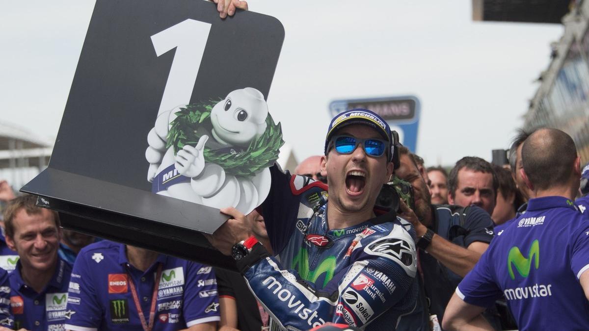 Jorge Lorenzo celebra la victoria en Le Mans levantando el cartel de primer clasificado.