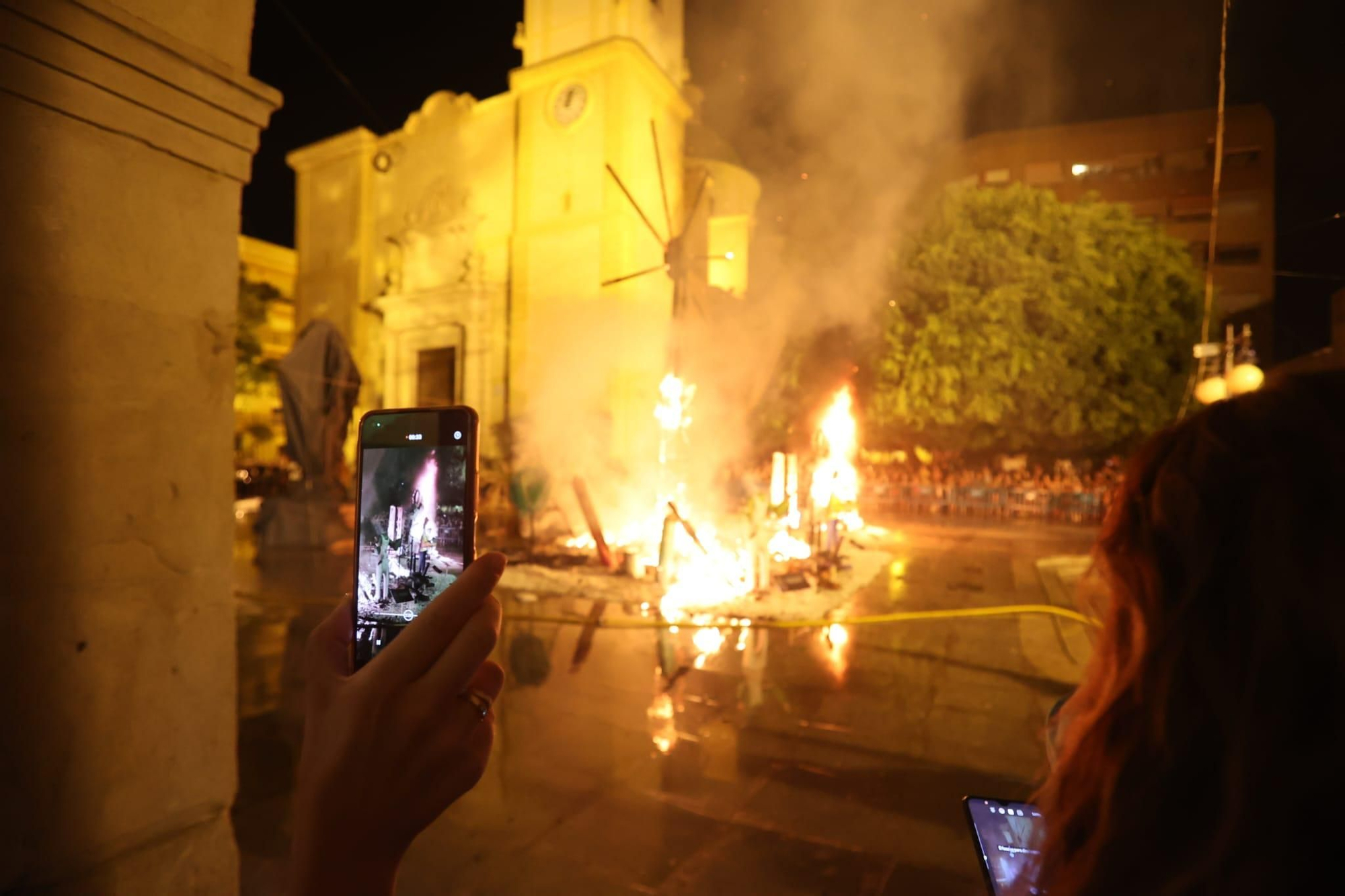 Cremà de las Hogueras de San Vicente, en imágenes