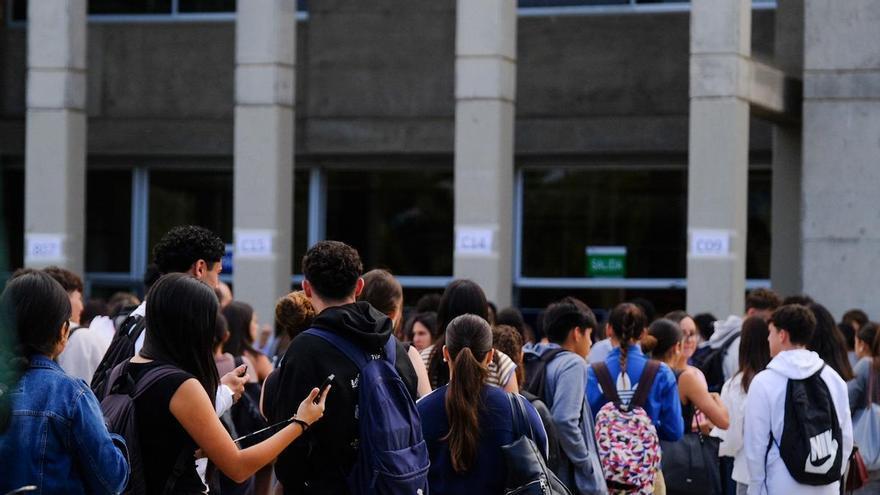 El rector de la ULL pide disculpas a los consejos sociales