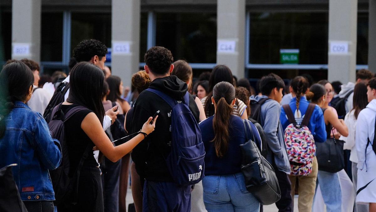 Alumnado espera a las puertas de la ULPGC