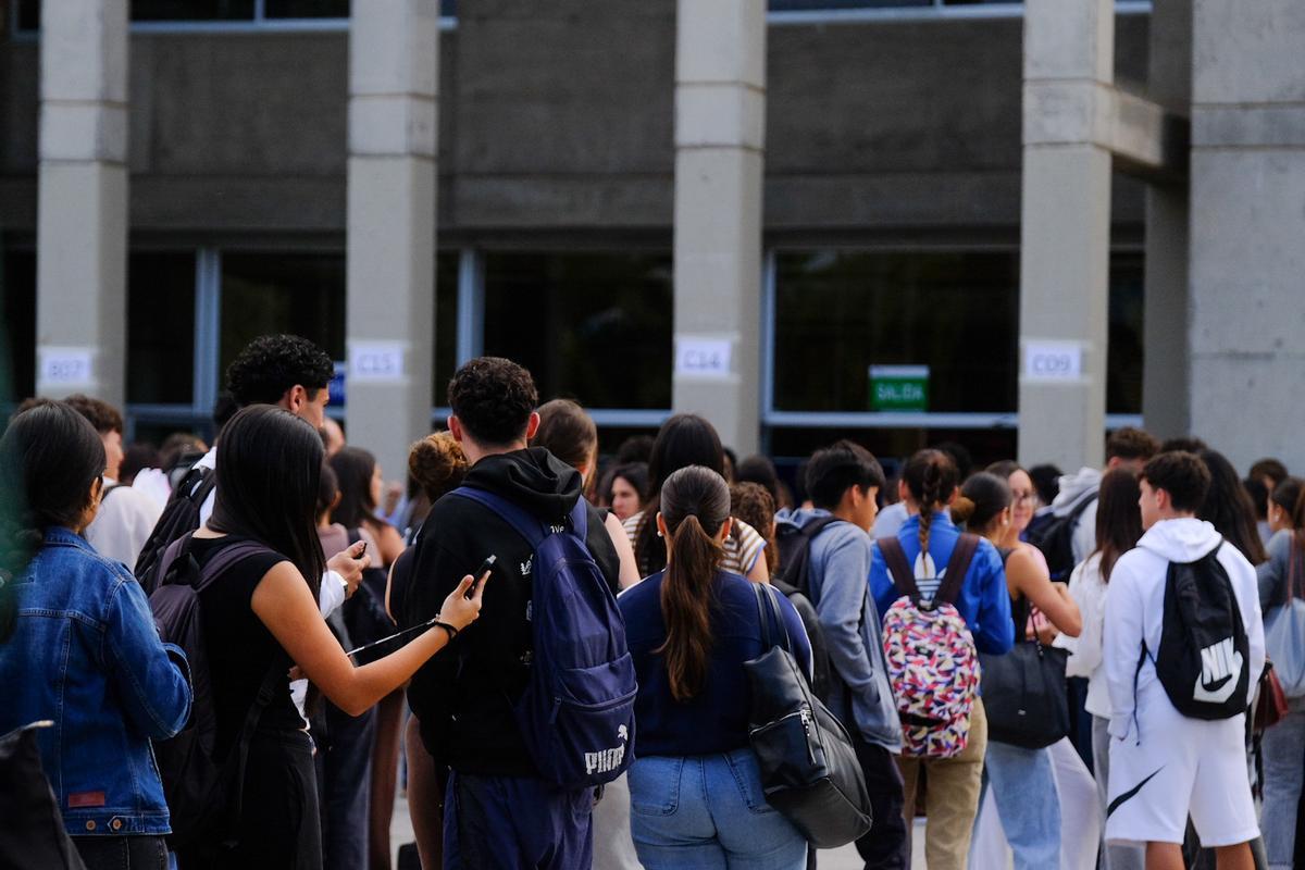 Alumnado espera a las puertas de la ULPGC