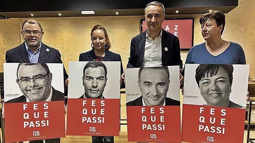 Cosme Bonet, Silvana González, Pere Joan Pons y Susana Moll, ayer con los carteles de la campaña.