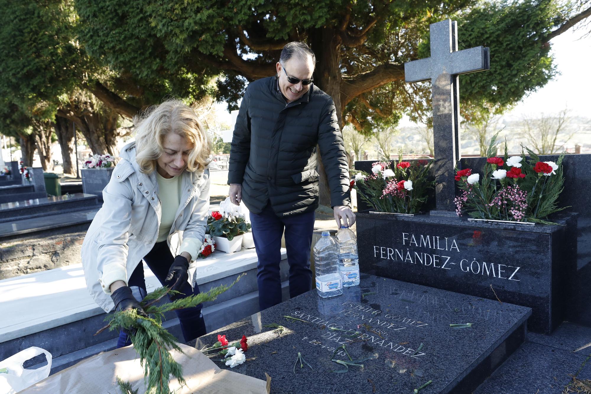 La celebración del día de Todos los Santos en el cementerio El Salvador de Oviedo.