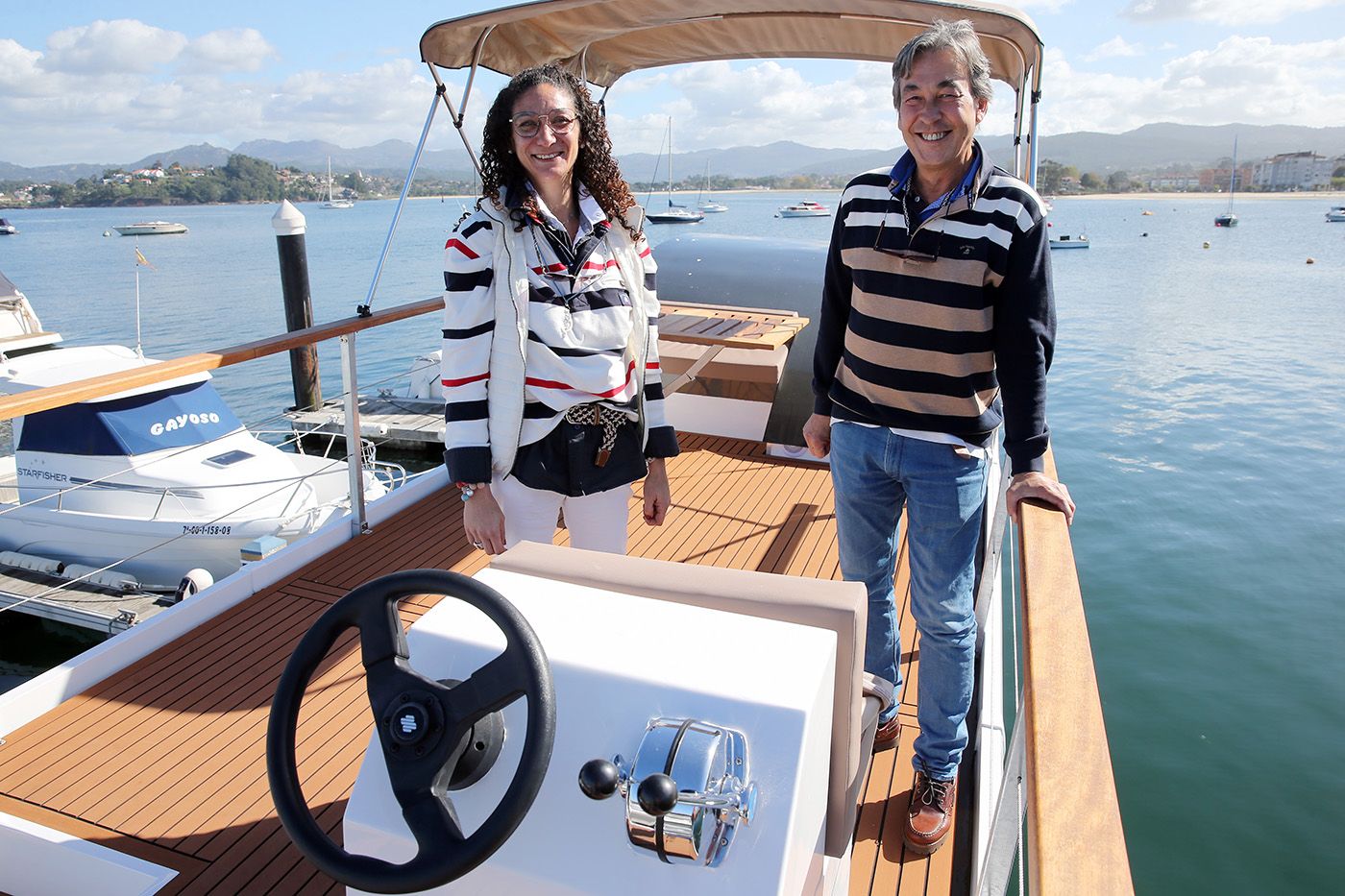 Adrián Álvarez y Raquel Vence, impulsores del negocio, en el barco en el puerto de Baiona.jpg (4).jpg