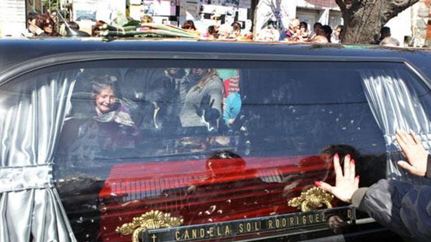 Una niña llora ante el féretro de Candela Sol Rodríguez. i EFE