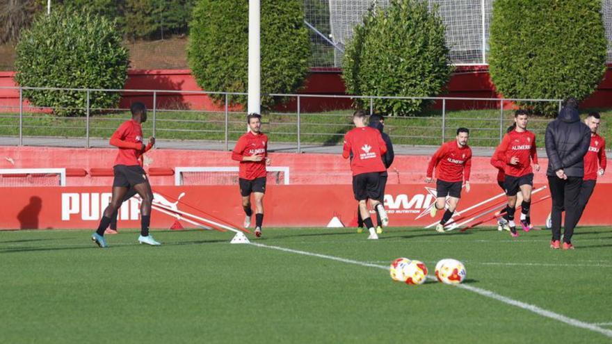 Un momento del entrenamiento de ayer en Mareo. | ÁNGEL GONZÁLEZ