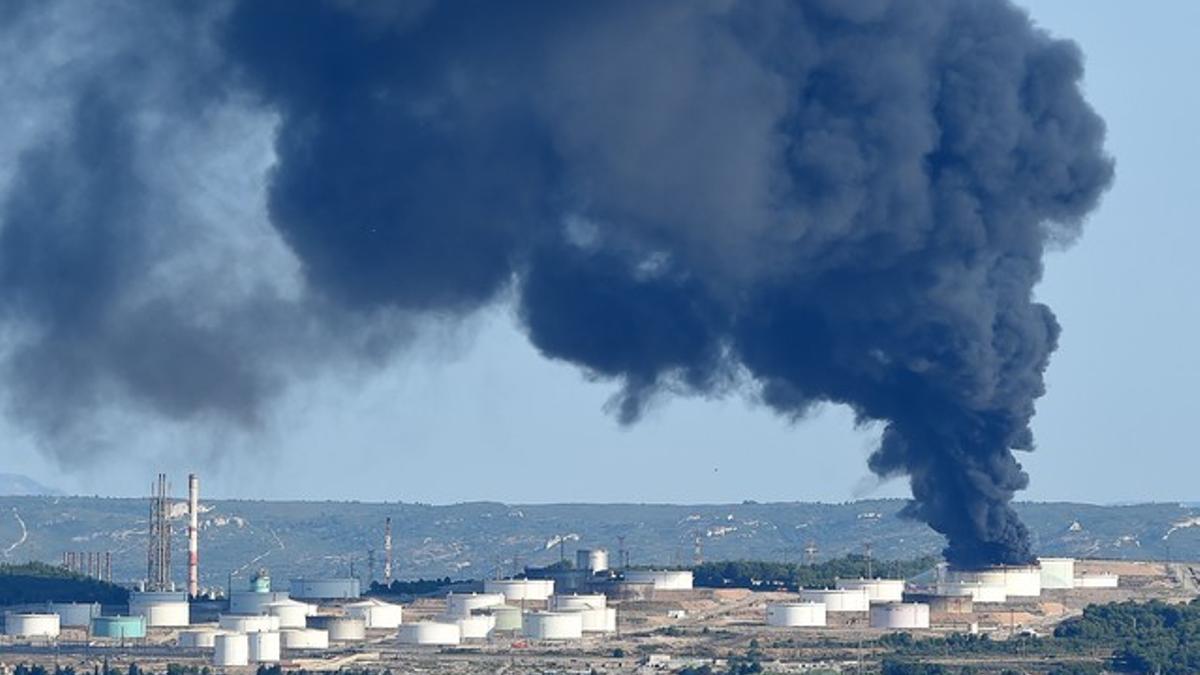 El humo del incendio de una petroquímica cubrió el cielo de Marsella y, anque es contaminante, no es peligroso para la salud.