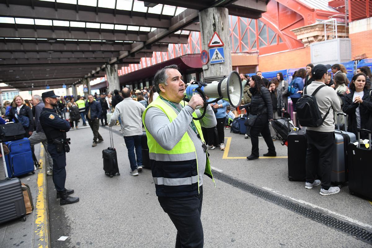 Colas y desconcierto en Atocha tras el robo de cable en la línea de alta velocidad Madrid-Andalucía