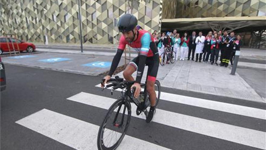 El deportista diabético Nene para en Córdoba durante su reto de 72 horas en bici