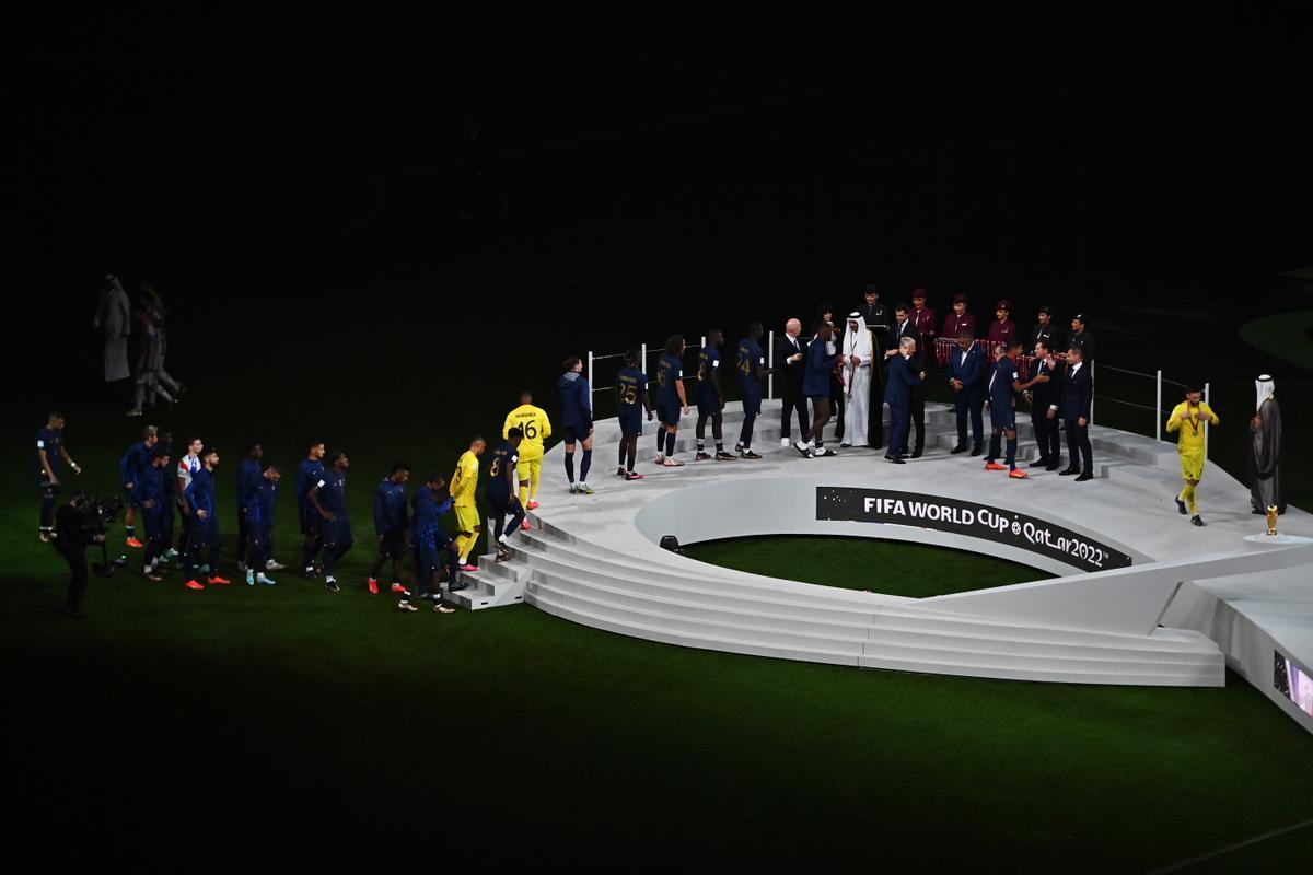 Lusail (Qatar), 18/12/2022.- Players of France receive their silver medal during the awards ceremony after the FIFA World Cup 2022 Final between Argentina and France at Lusail stadium, Lusail, Qatar, 18 December 2022. (Mundial de Fútbol, Francia, Estados Unidos, Catar) EFE/EPA/Noushad Thekkayil