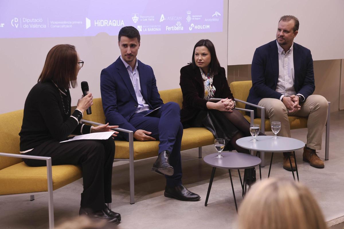 Mesa redonda de Toni Iborra junto a Cristina Plumed y José María Gómez, moderada por Mónica Arribas
