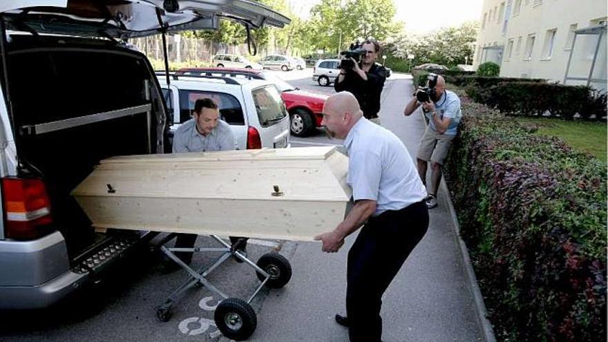 Trabajadores de una funeraria trasladan un cadáver. / efe