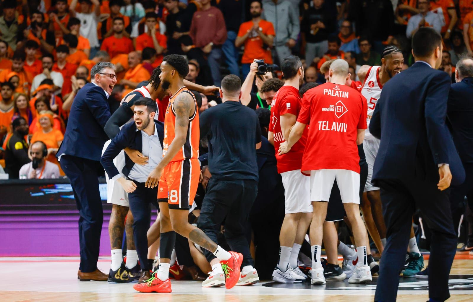 Incidentes en La Fonteta con los jugadores del Hapoel al final del partido